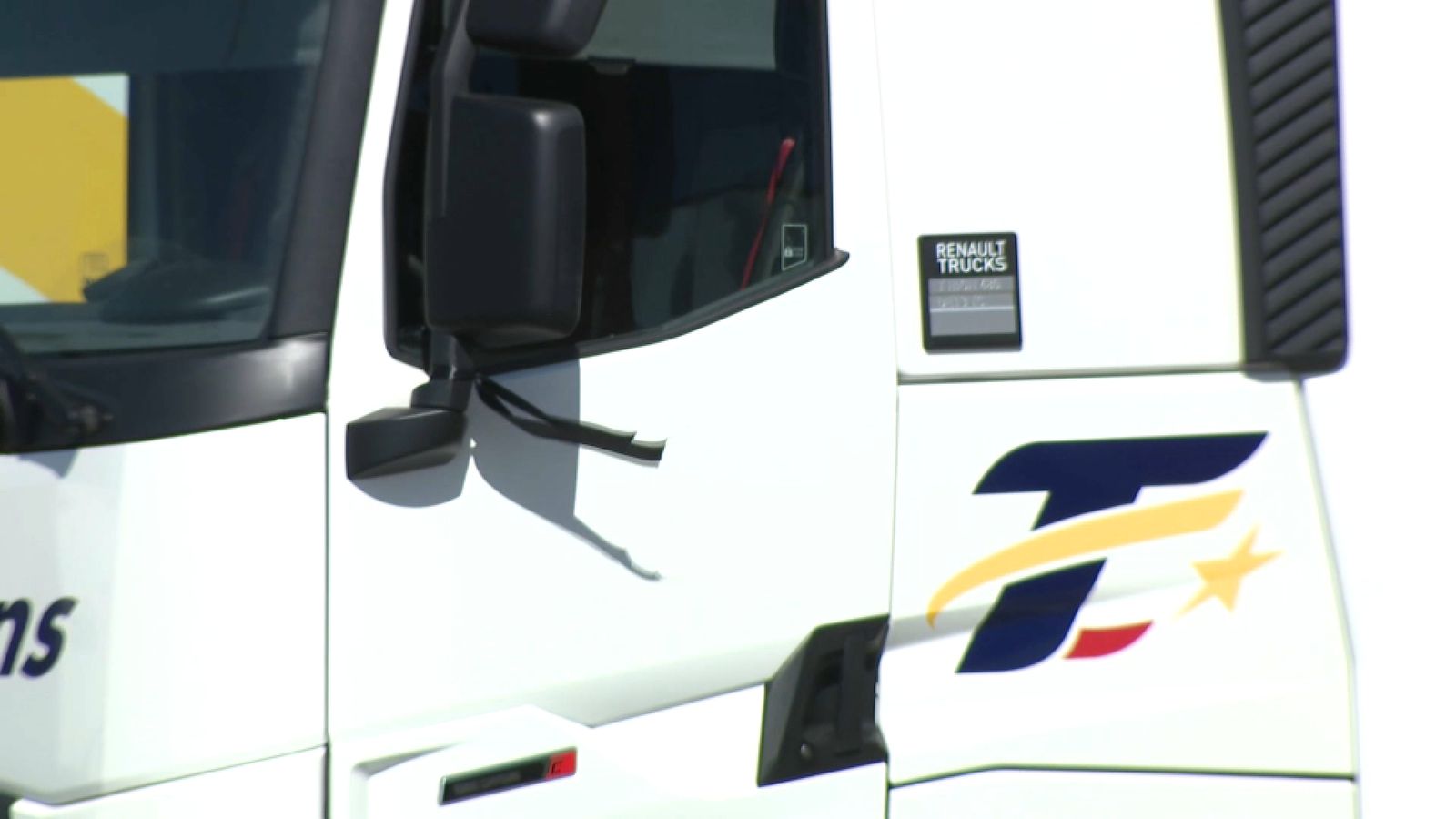 Un crespó negre penjava en els camions de l'empresa de Benejússer on treballava el camioner a qui va matar la tapa de clavegueram