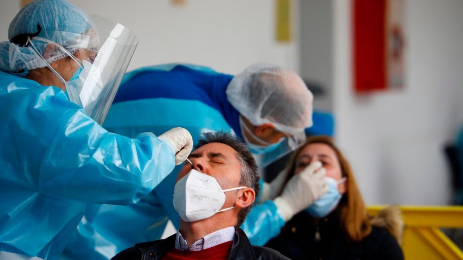 Personal sanitari realitza test de garbellat massiu a la població de la localitat cordovesa de Montilla. Salas (Efe)