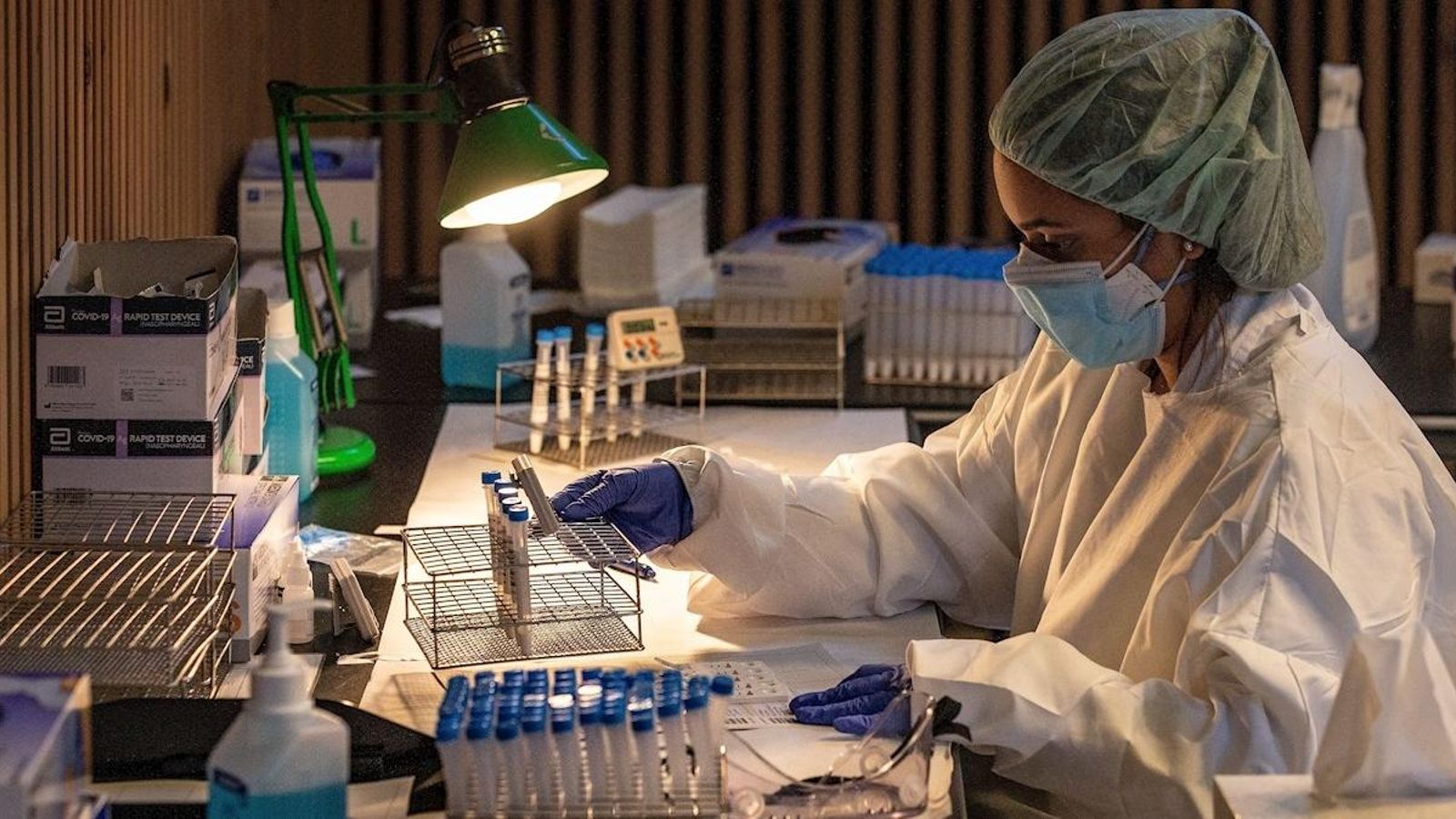 Professionals sanitaris realitzen test d'antígens massius de detecció de la Covid-19