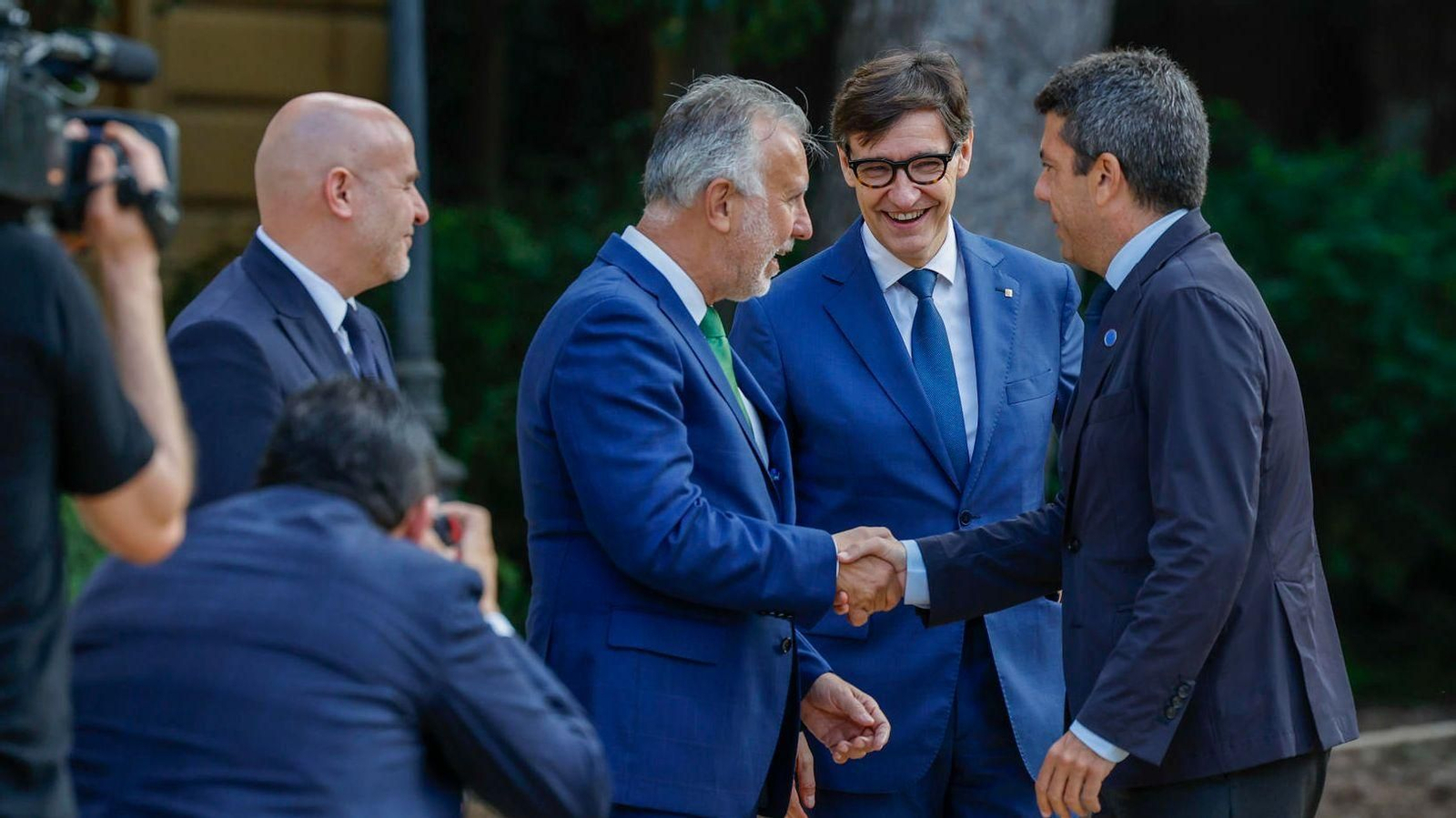 Mazón saluda el ministre Ángel Víctor Torres i el president català, Salvador Illa, en l'arribada al Palau de Pedralbes