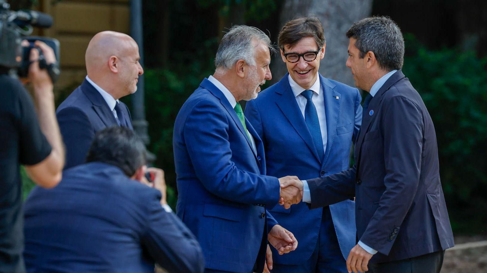 Mazón saluda el ministre Ángel Víctor Torres i el president català, Salvador Illa, en l'arribada al Palau de Pedralbes