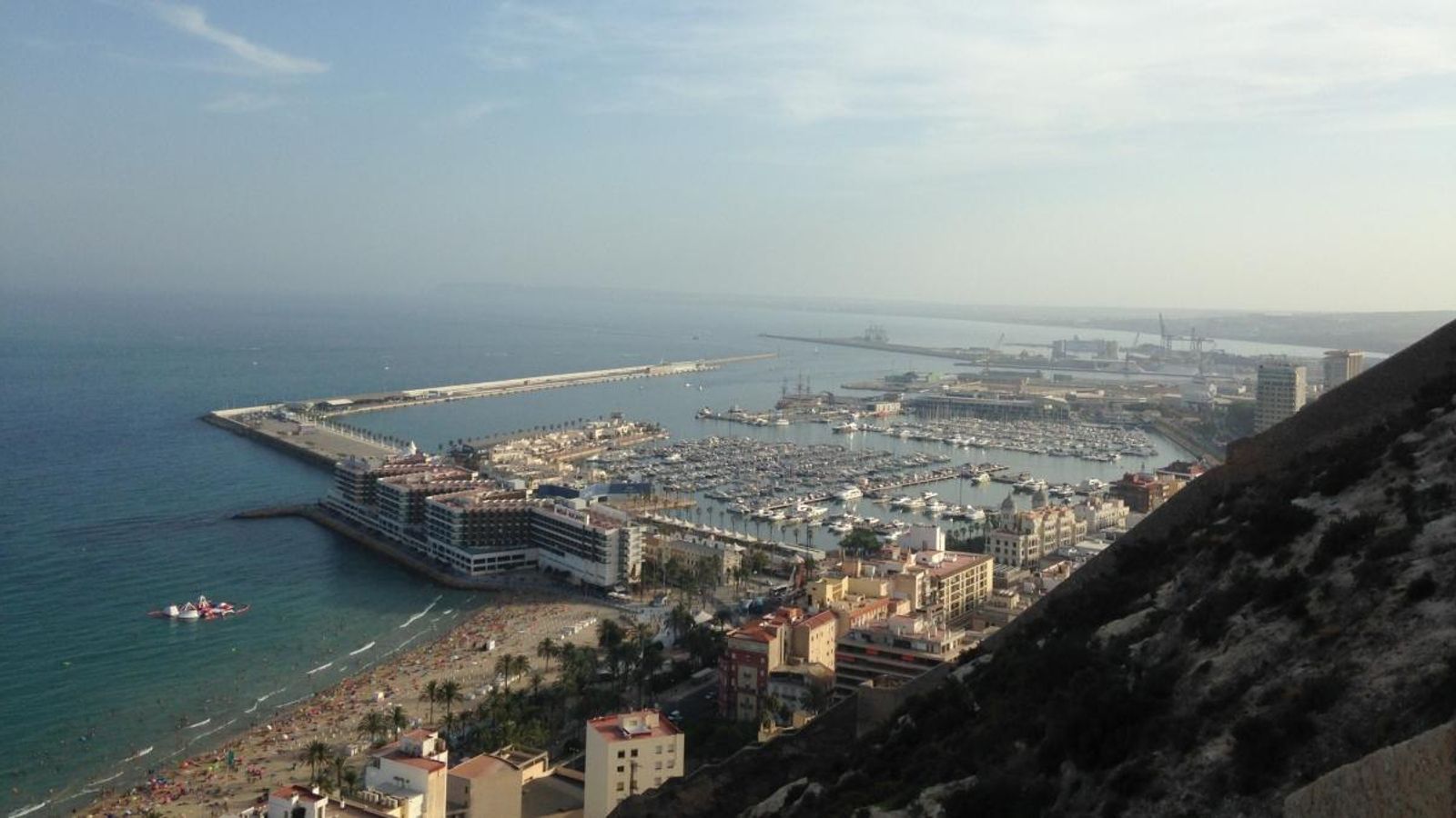 Vistes de la platja del Postiguet des del castell de la Santa Bàrbara, a Alacant