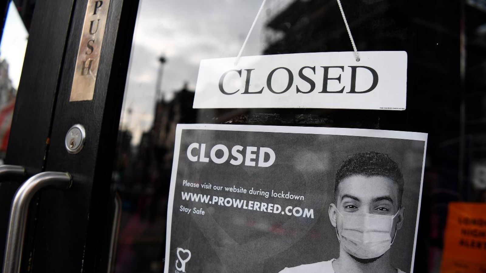 Un comerç tancat a Londres en el primer dia que Anglaterra comença el seu segon confinament