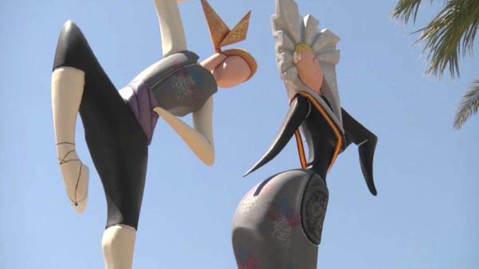 Foguera plantada als carrers de Benidorm