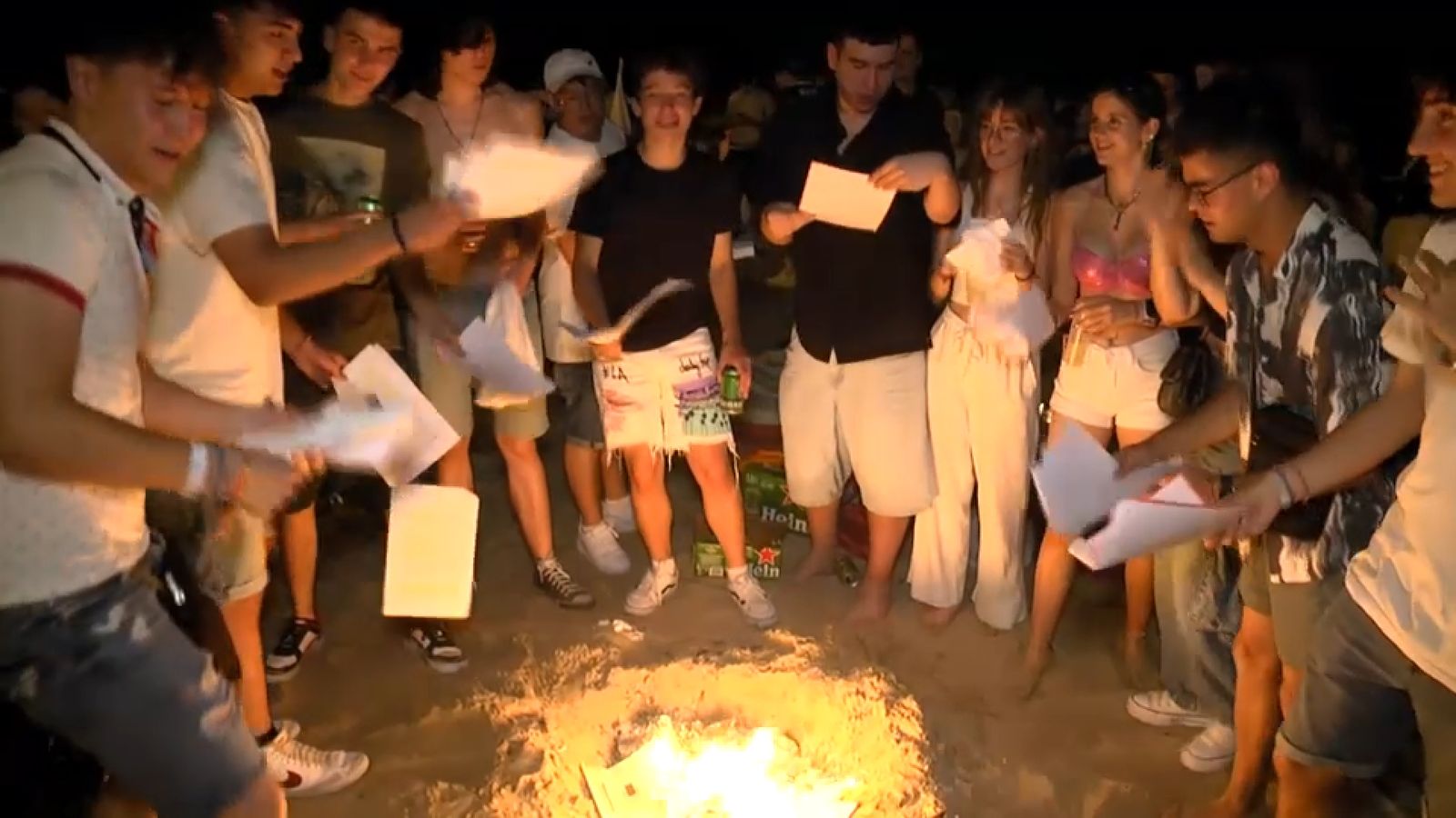 Un grup d'estudiants, que passava la nit de Sant Joan a la platja de Castelló, crema els apunts del curs