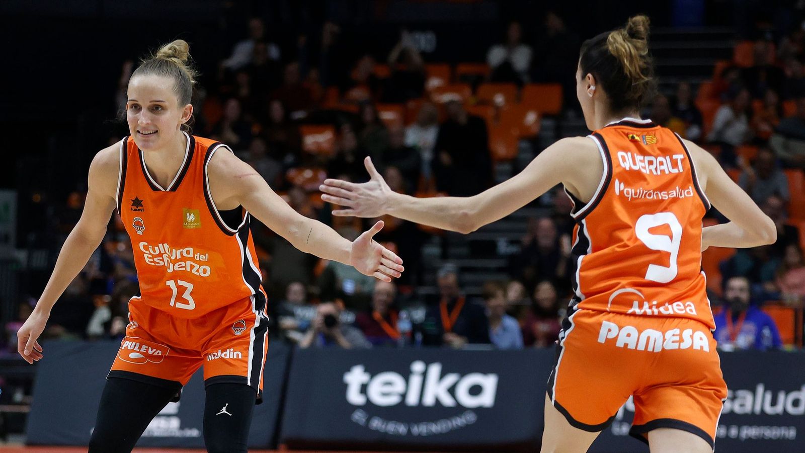 Leo Fiebich i Queralt Casas celebren una acció