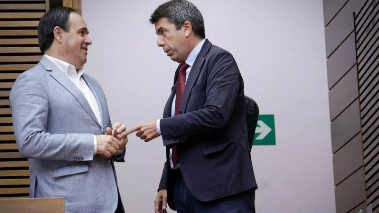 Mazón i Pérez Llorca conversen en l'hemicicle de les Corts en un recés del ple del passat 16 d'octubre