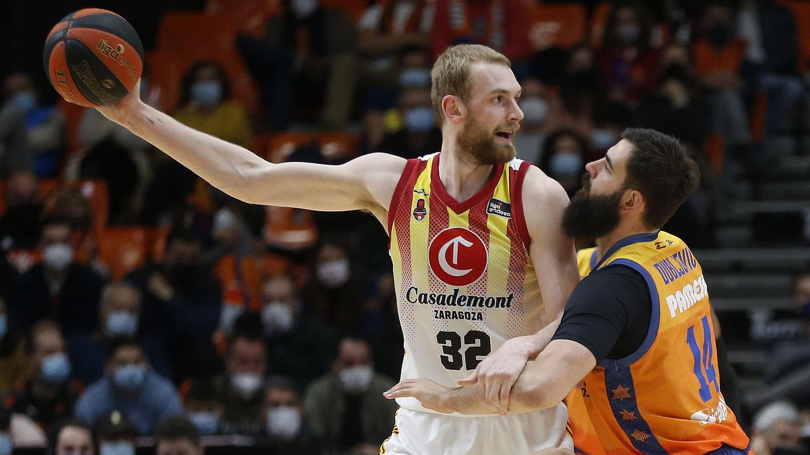 L'extaronja Triggvy Hlinason, ara al Saragossa, manté una pilota davant la defensa d'un altre pivot, el montenegrí Bojan Dubljevic, del València Basket.