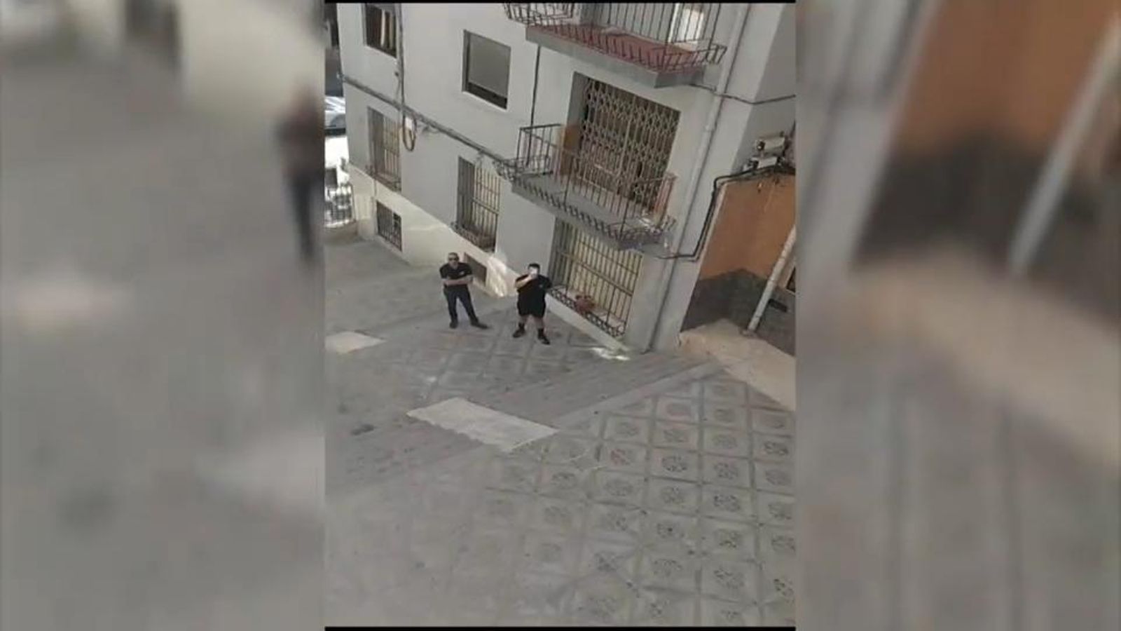 Els dos homes enviats per l'empresa de desocupació mentre cridaven al veí i li demanaven que desallotjara sa casa