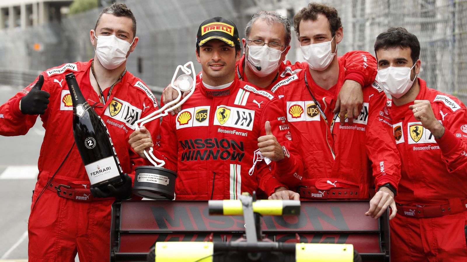 El pilot madrileny celebra amb el seu equip la segona posició a Montecarlo