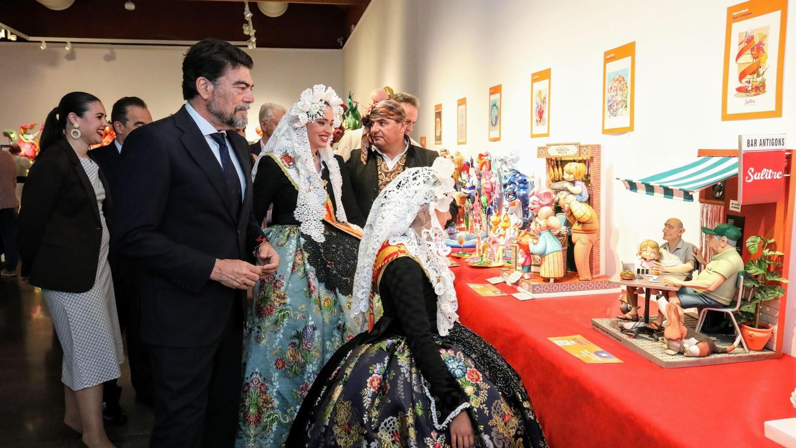 Les bellees del foc, l'alcalde d'Alacant i altres representants de l'Ajuntament i la festa visiten l'Exposició del Ninot