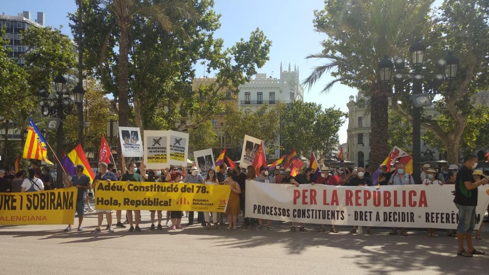 Manifestació antimonàrquica a la plaça de l’Ajuntament de València aquest diumenge