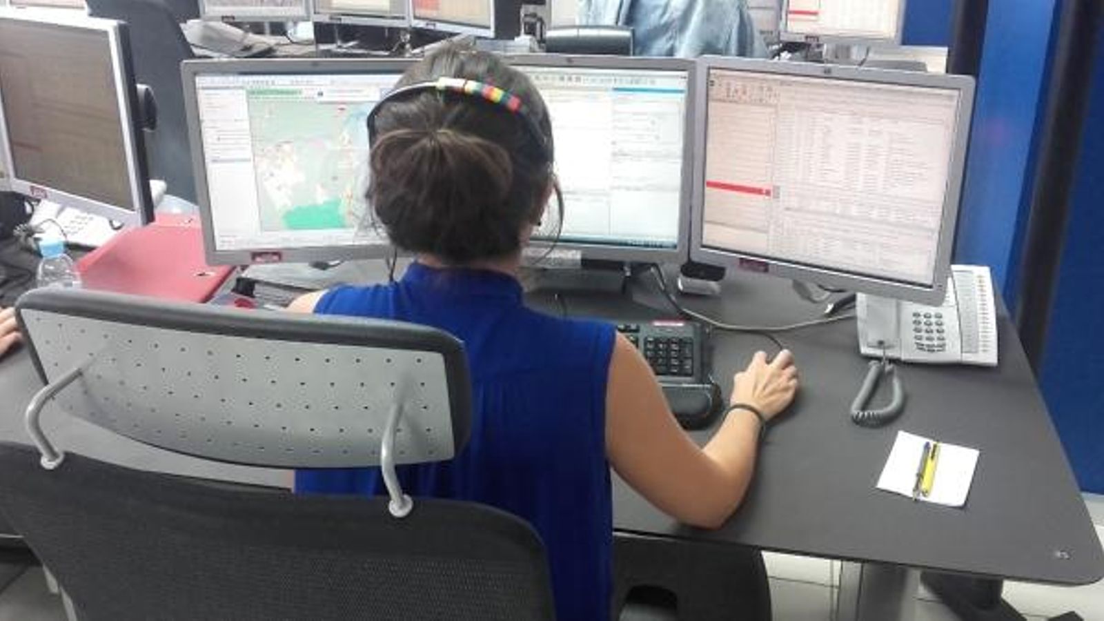Operadora del 112 treballant Operadora del 112 treballant