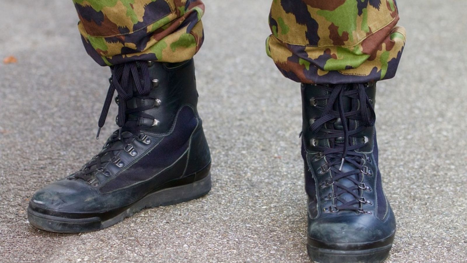 Readmeten la militar que va denunciar el seu cap per assetjament sexual