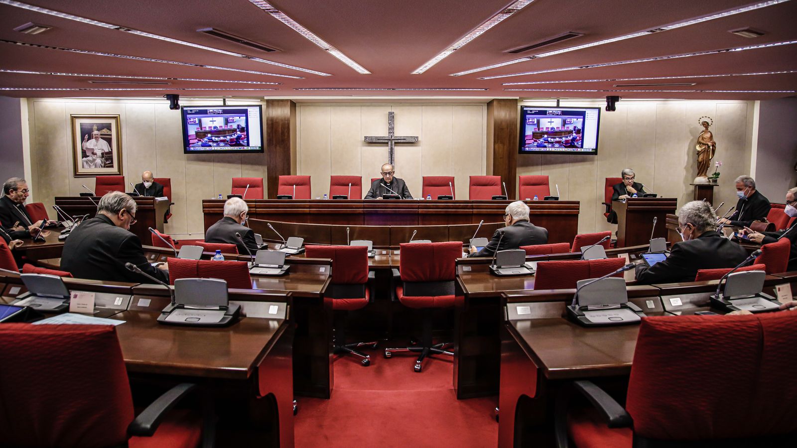 El cardenal Ricardo Blázquez; el president de la Conferència Episcopal Espanyola i arquebisbe de Barcelona, cardenal Juan José Omella; i el sacerdot Luis Argüello, en una reunió dels components de la Comissió Permanent de la Conferència Episcopal Espanyola, al setembre