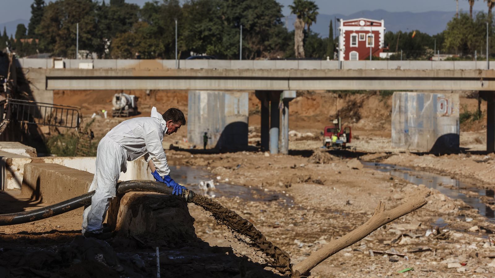 Extracció de llot generat durant la barrancada