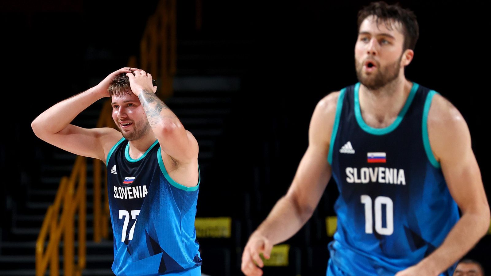 Doncic, amb les mans al cap, i Tobey, el 10 d'Eslovènia, durant el partit contra l'Argentina