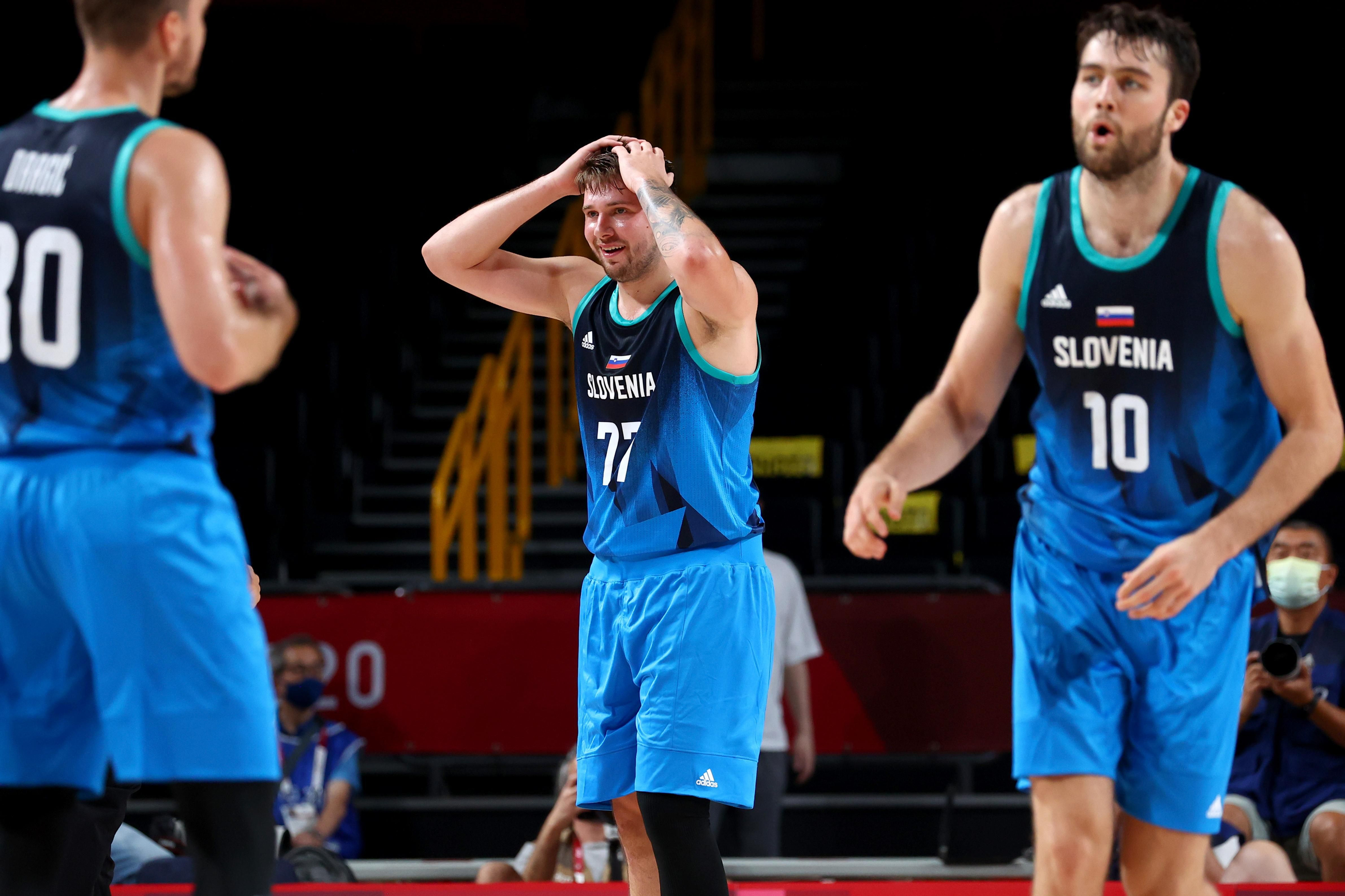 Doncic, amb les mans al cap, i Tobey, el 10 d'Eslovènia, durant el partit contra l'Argentina Doncic, amb les mans al cap, i Tobey, el 10 d'Eslovènia, durant el partit contra l'Argentina