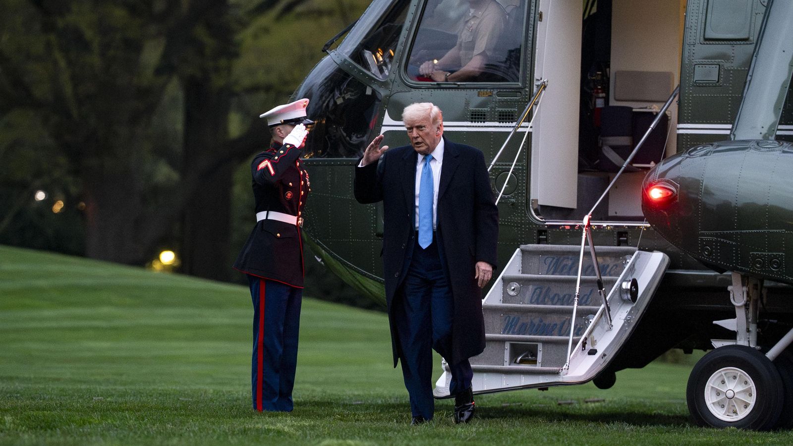 El president dels Estats Units, Donald Trump, ix del Marine One al jardí de la Casa Blanca a Washington