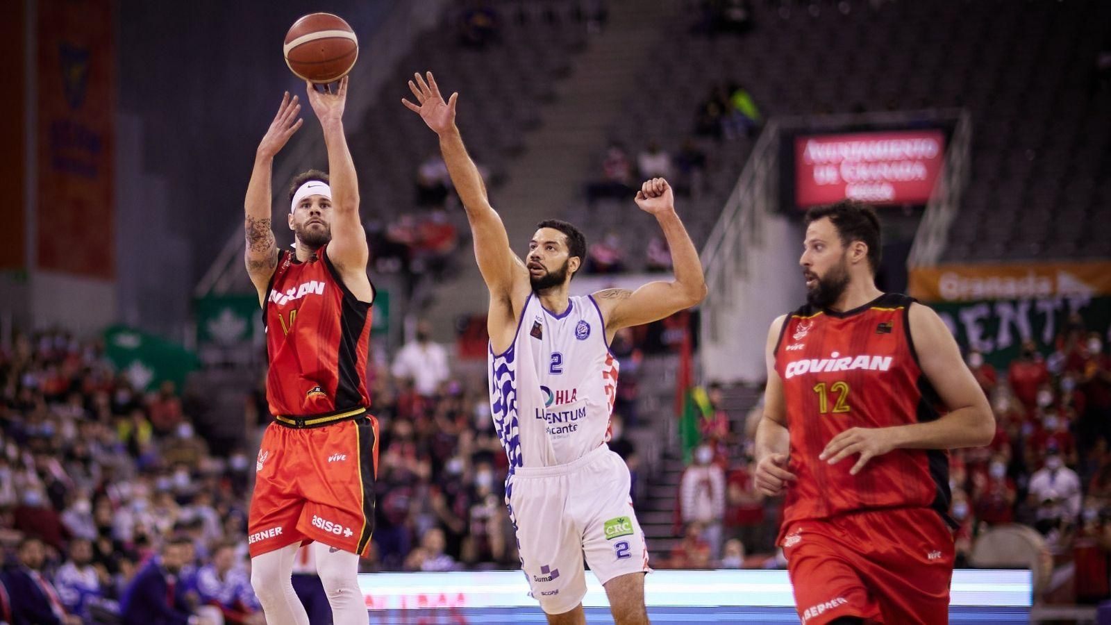 Van Zegeren tracta de taponar un llançament rival