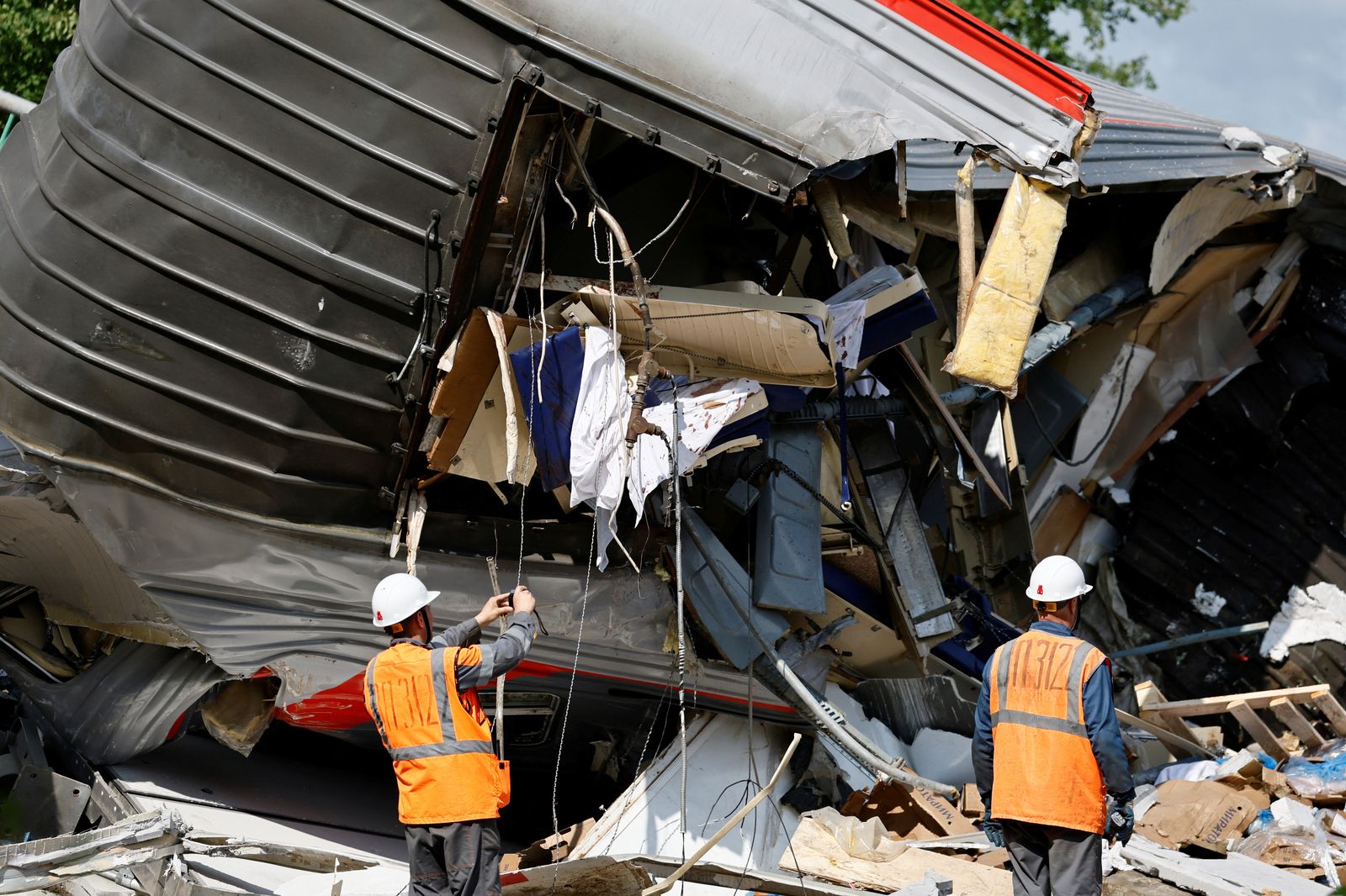 Els especialistes en emergències russos davant del tren descarrilat després que col·lapsara un pont de carretera