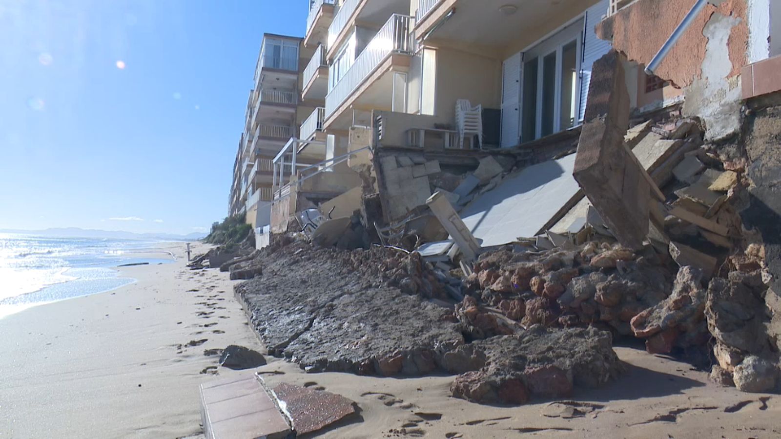 En imatge, edificis en primera línia de platja de Tavernes de la Valldigna afectats pel temporal