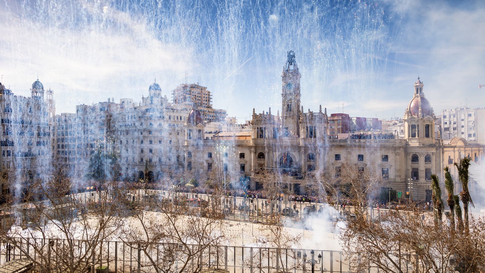 Imatge d'arxiu de la mascletà a la plaça de l'Ajuntament de València