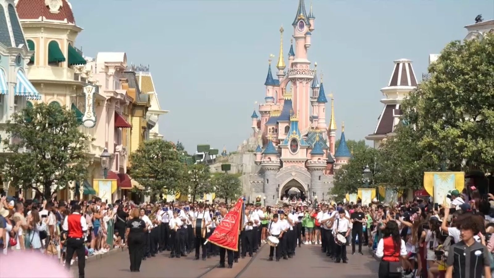 La banda de música L’Artística de Monòver desfila en Disneyland París