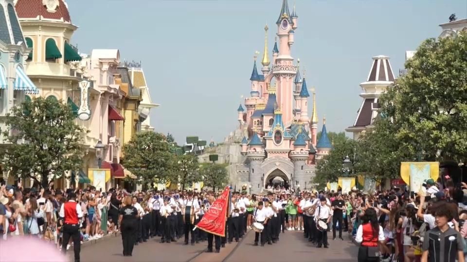 La banda de música L’Artística de Monòver desfila en Disneyland París