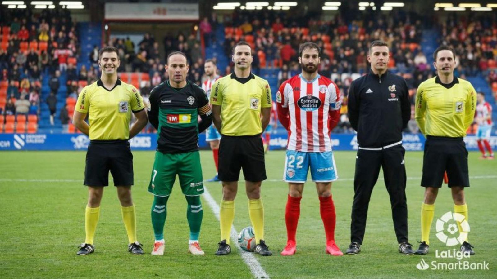 Nino en la foto oficial prèvia al partit