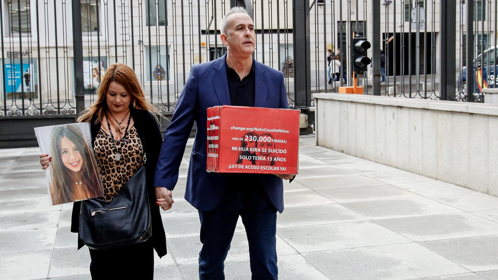 Els pares de Kira López entreguen al Congrés 230 mil firmes per a reclamar un protocol contra l'assetjament escolar als centres escolars, l'11 de novembre de 2022