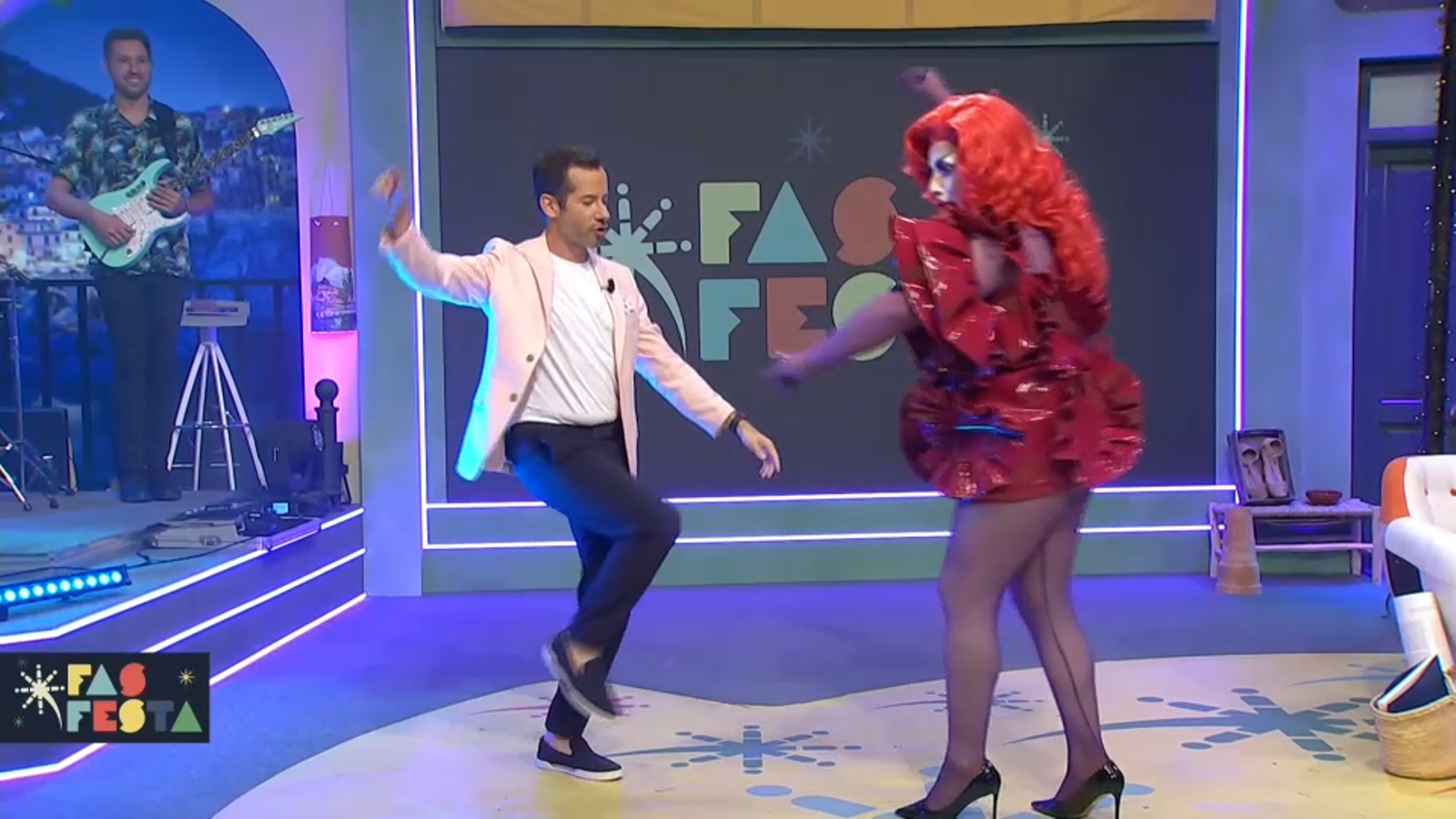 Choriza May ensenya les danses de Guadassuar a Ferran Cano