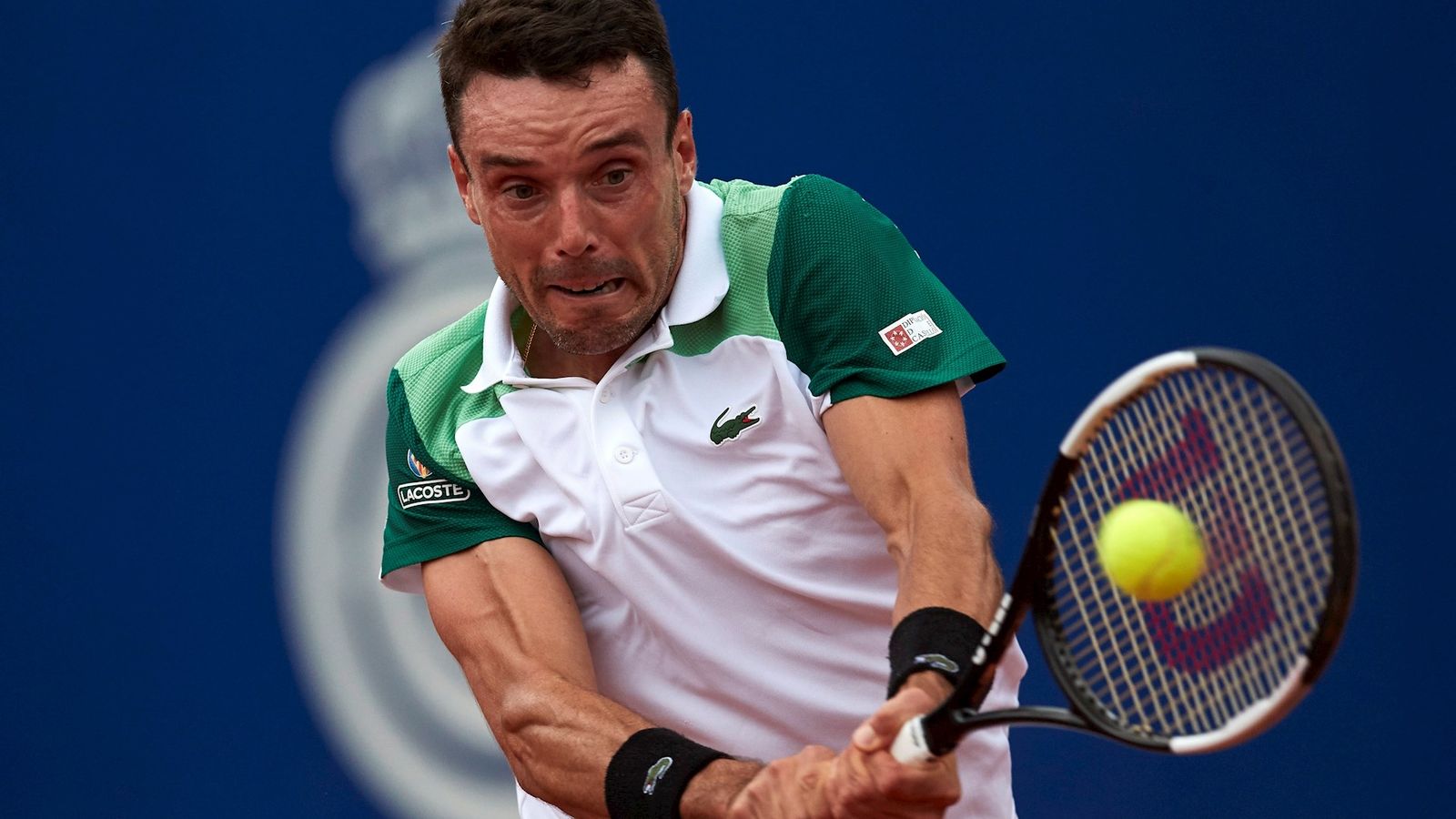 Roberto Bautista, colpeja un apilota durant el partit contra Sinner