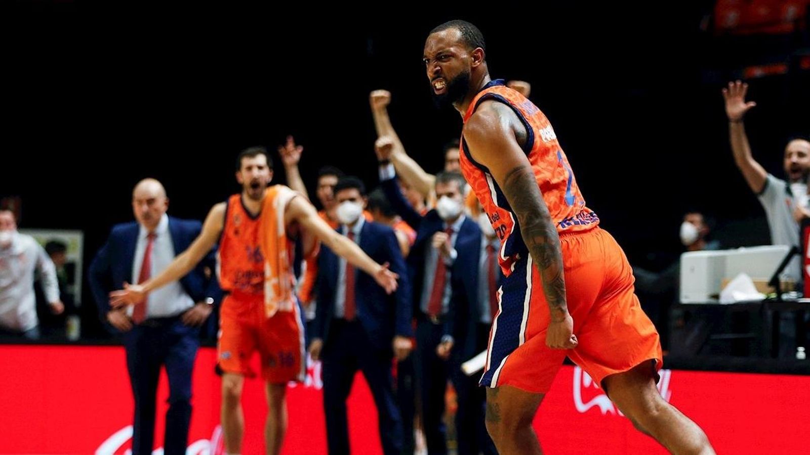 Derrick Williams celebra una cistella