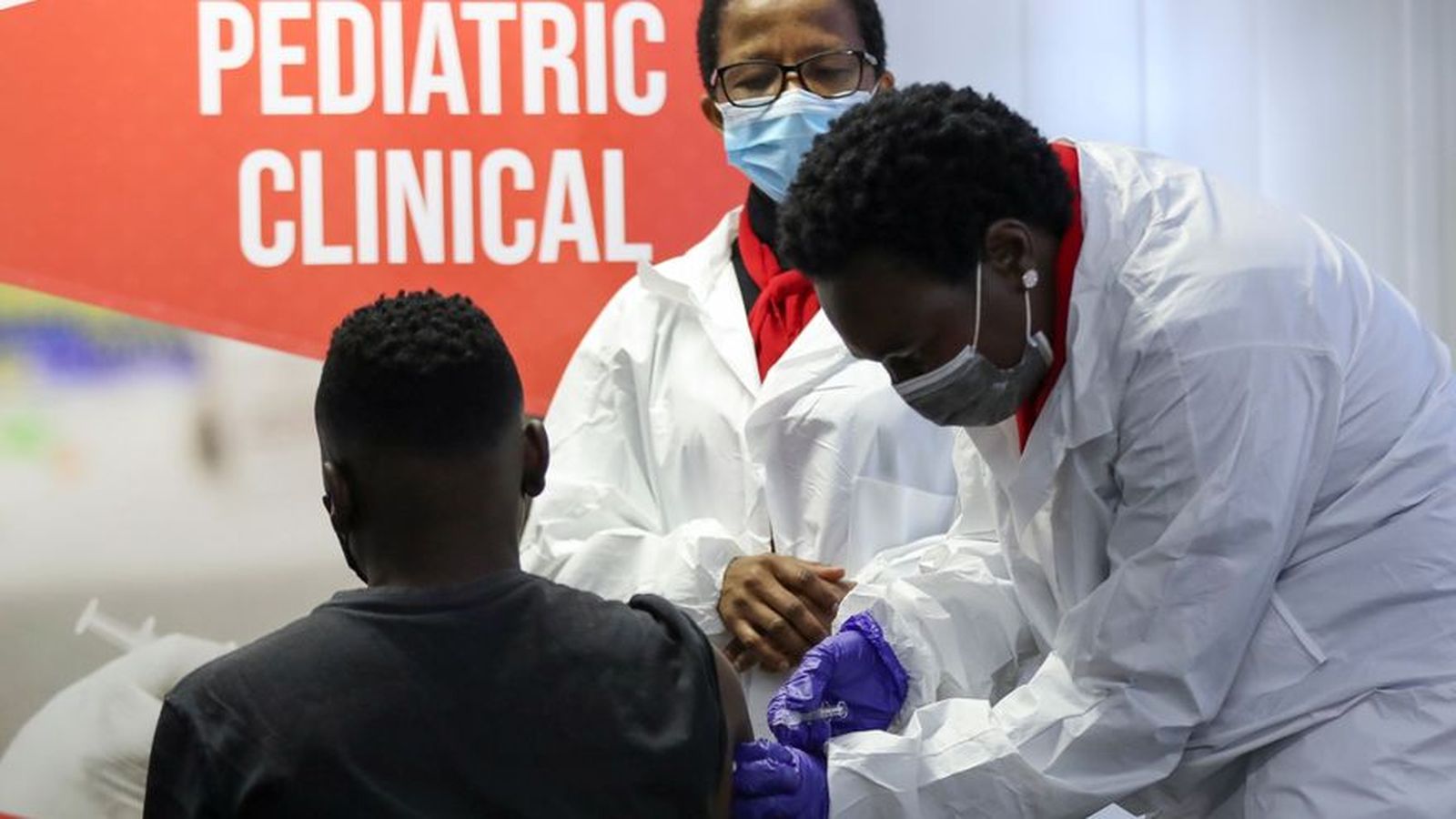 Una infermera vacuna un xiquet amb la vacuna de Sinovac a Pretòria, Sud-àfrica