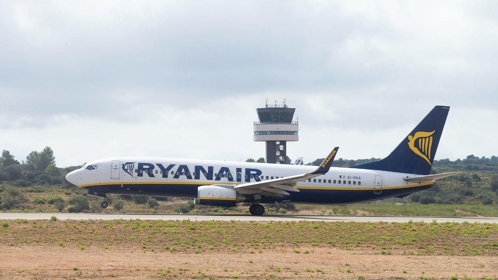 Avió de la companyia Ryanair a l'aeroport de Castelló