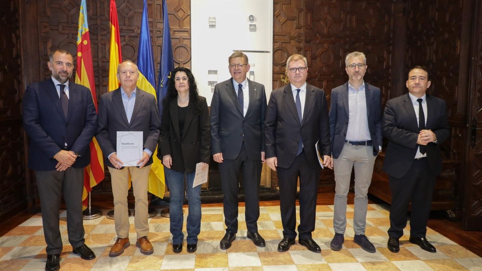 Puig rep representants de les entitats signants del manifest pel manteniment de l'economia de Castelló Puig rep a representants de les entitats signants del Manifest pel manteniment de l'economia de Castelló
