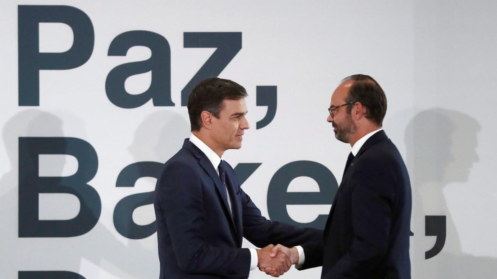 El president del govern espanyol, Pedro Sánchez, i el primer ministre francés, Édouard Philippe, durant l'acte