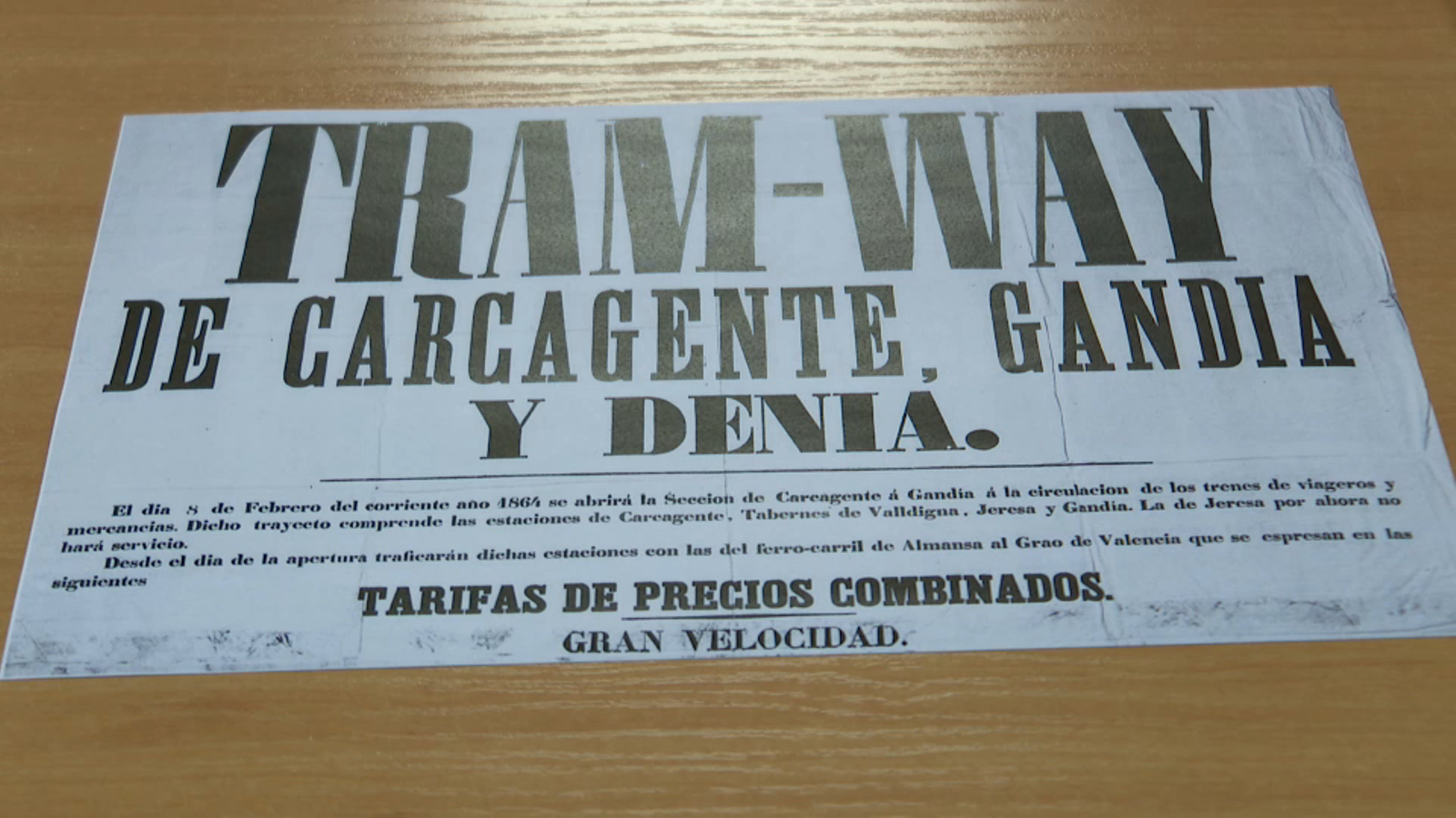 Cartell que anunciava la conexió de tren de via estreta entre Carcaixent, Gandia i Dénia (Arxiu de l'Ajuntament de Gandia)