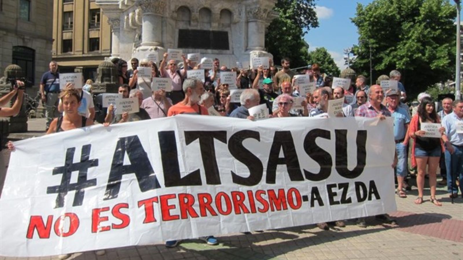 Manifestació per l'alliberament dels deteinguts per l'agressió als agents de la Guàrdia Civil