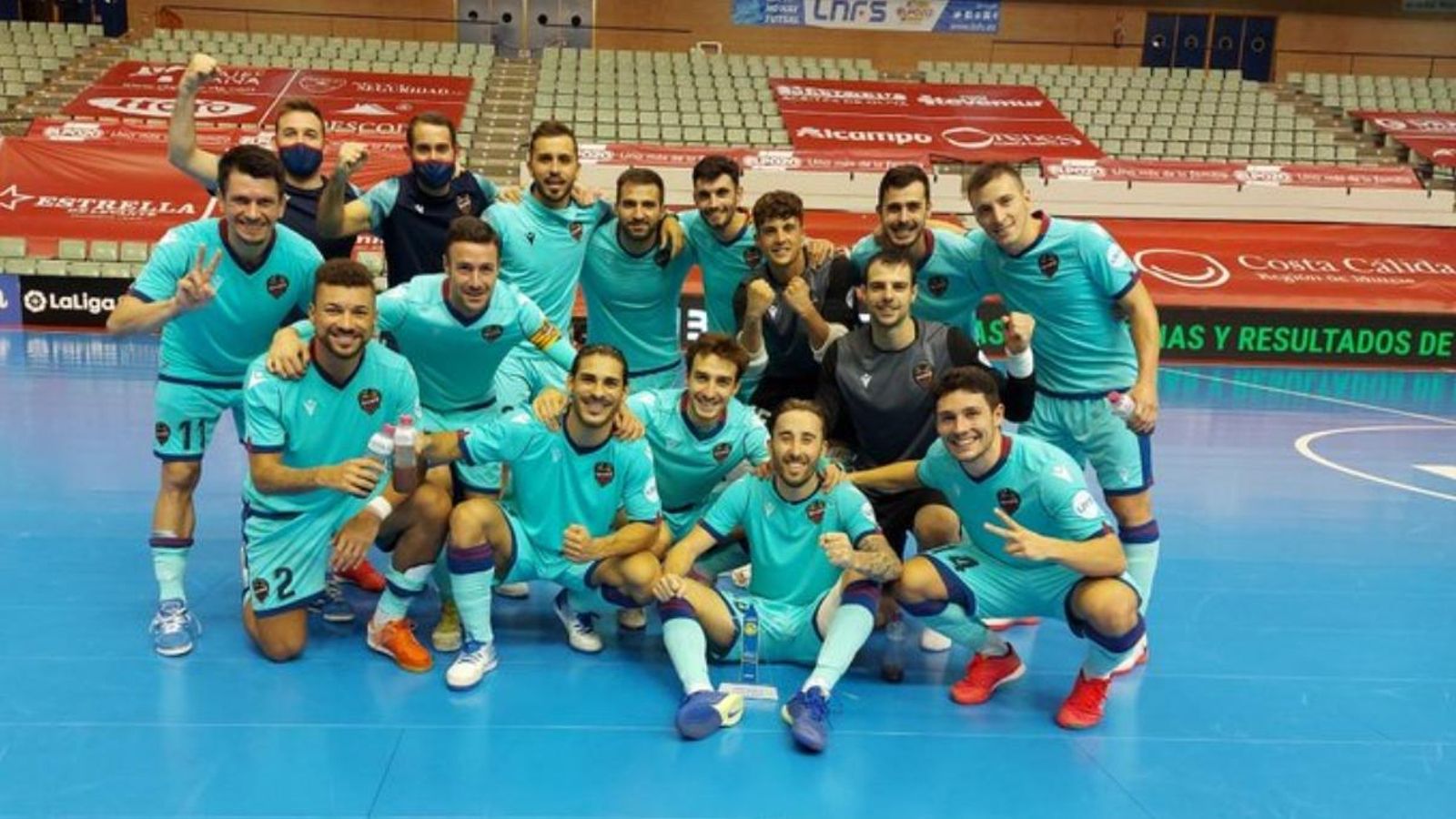 Els jugadors del Llevant celebren la victòria contra el Pozo Murcia.