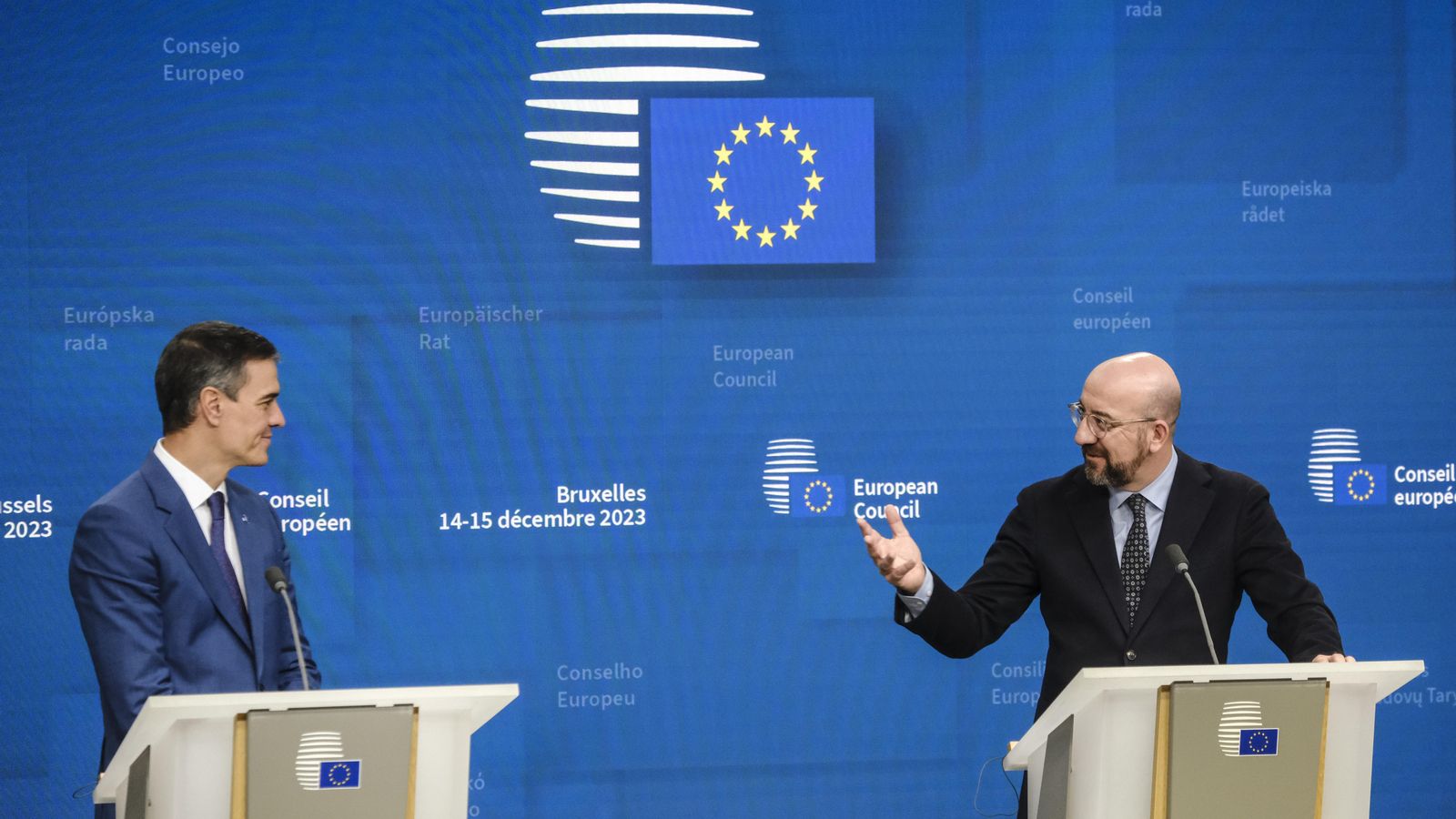 El president del govern, Pedro Sánchez, escolta al president del Consell Europeu, Charles Michel