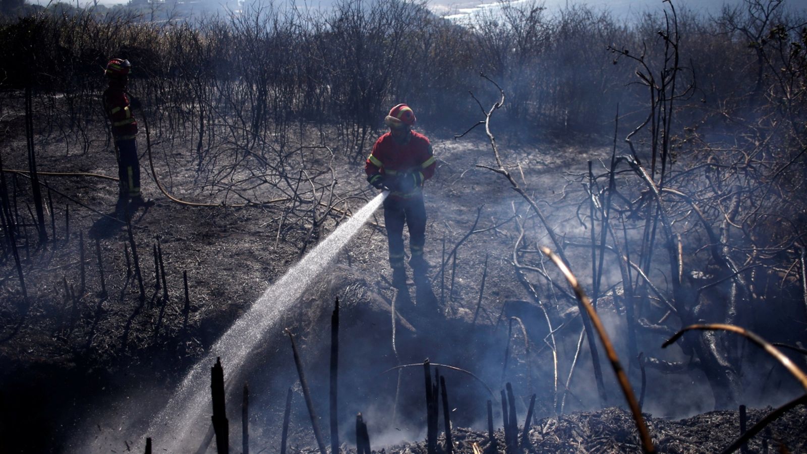 L'incendi ha causat almenys 18 ferits lleus i mig centenar de desallotjats