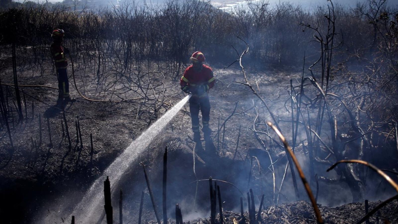 L'incendi ha causat almenys 18 ferits lleus i mig centenar de desallotjats