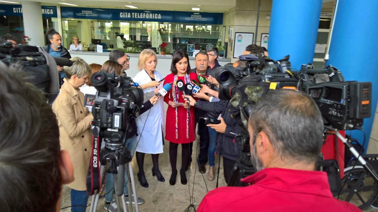 La consellera de Sanitat, Carmen Montón, atenent els mitjans de comunicació aquest matí a l'Hospital de la Ribera
