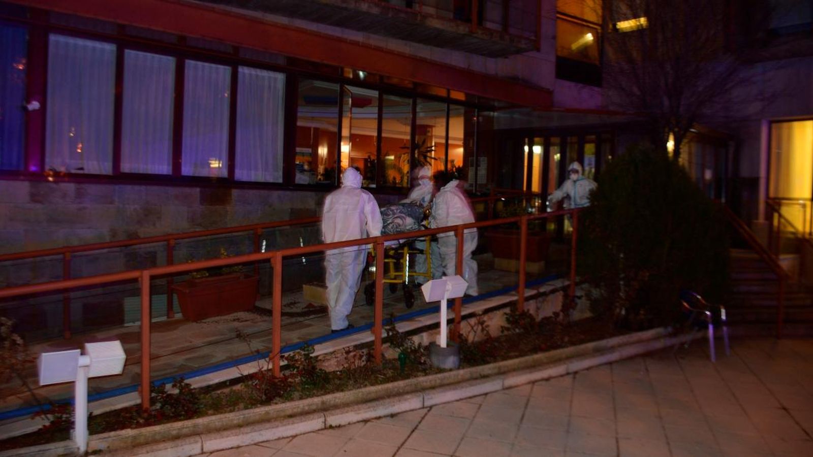 Els equips d'emergències traslladen a alguns dels residents