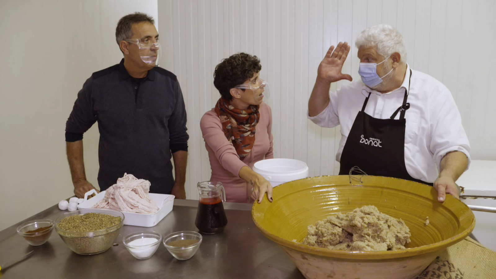 Llibrell centenari de la carnisseria Donat on es mesclen els ingredients