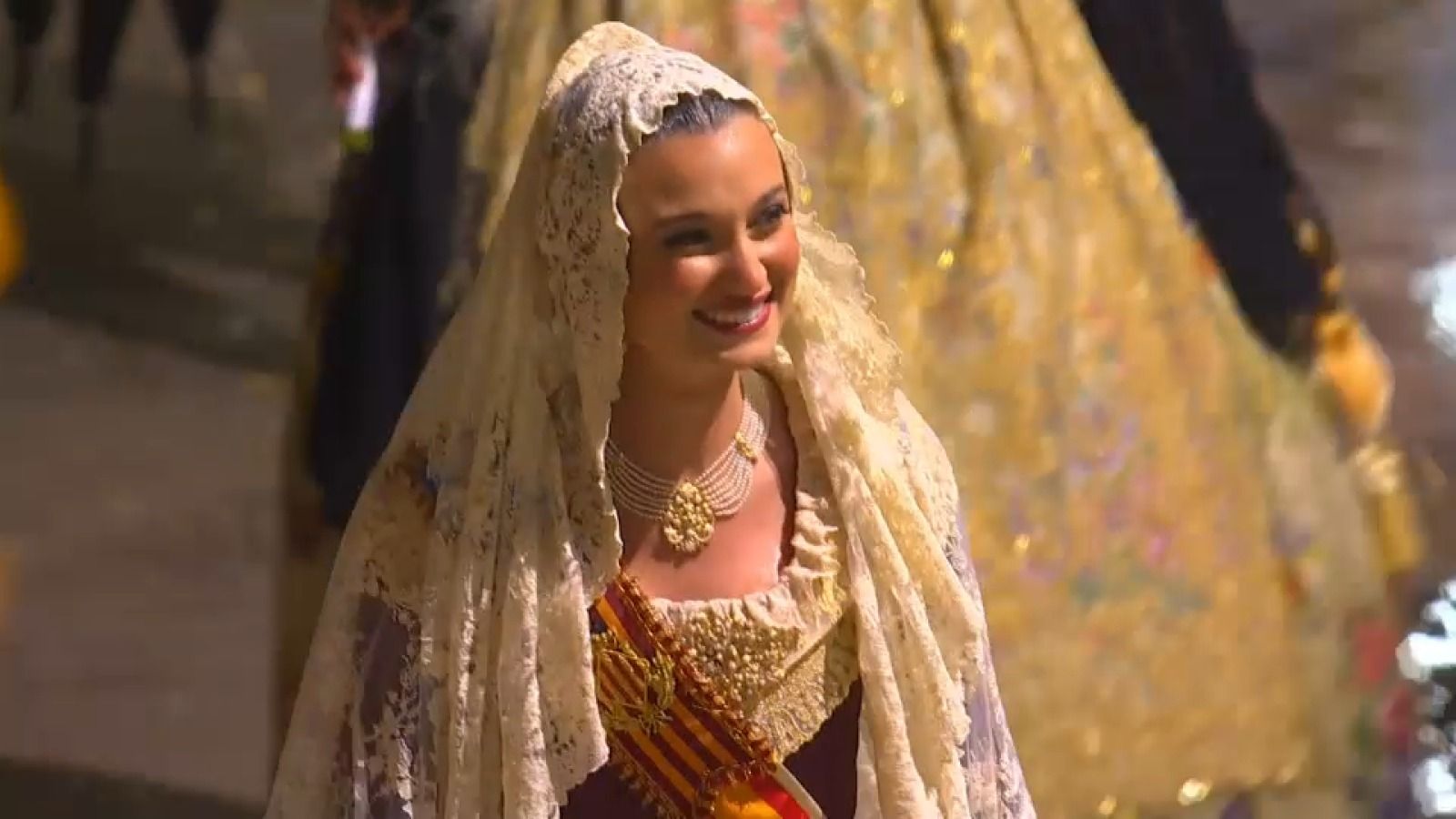 La fallera major de València, Berta Peiró, entra a la plaça de la Mare de Déu de València