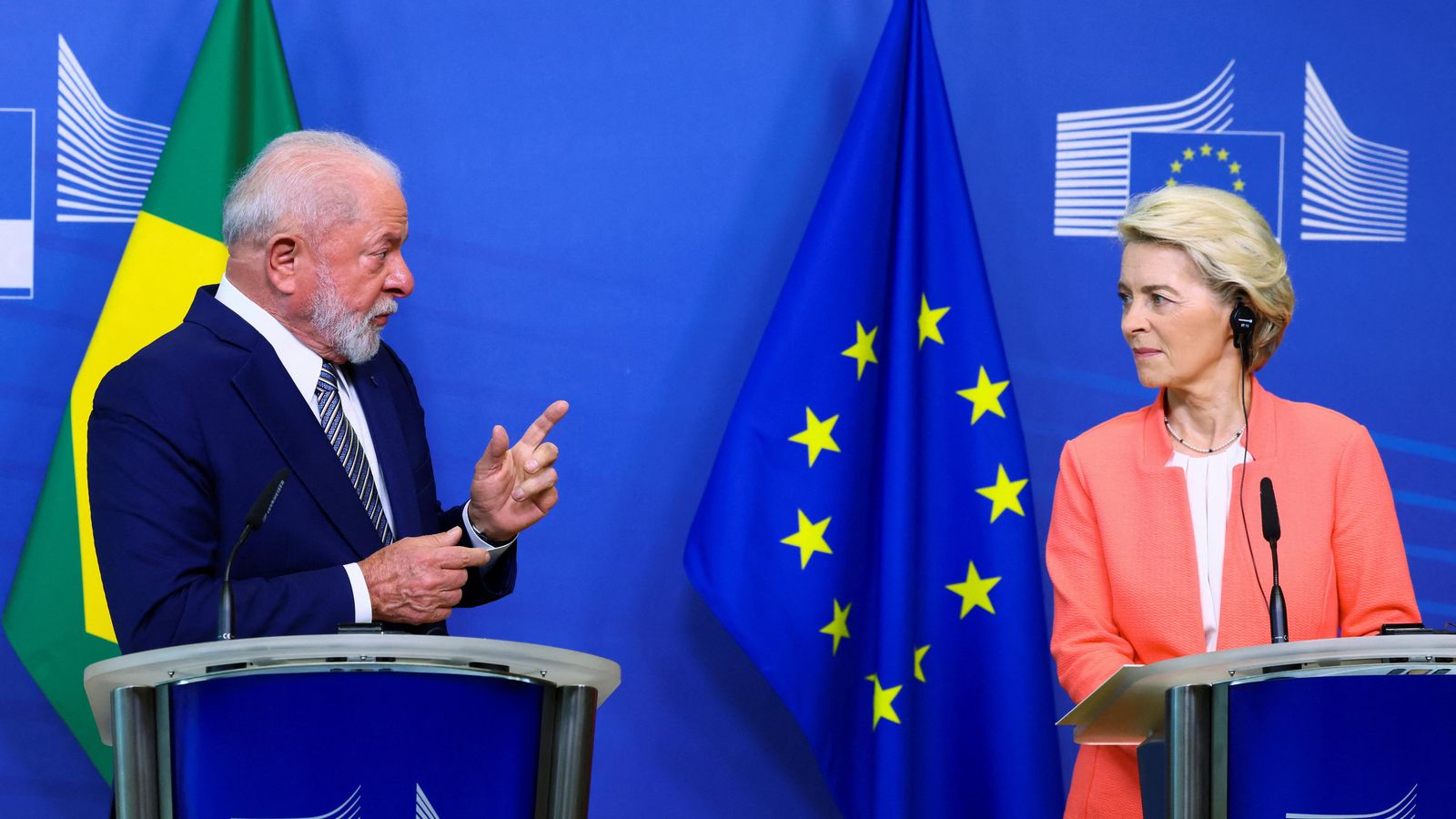 El president del Brasil, Lula da Silva, parla amb la presidenta de la Comissió Europea,  Ursula von der Leyen, en la cimera UE-Celac que comença aquest dilluns