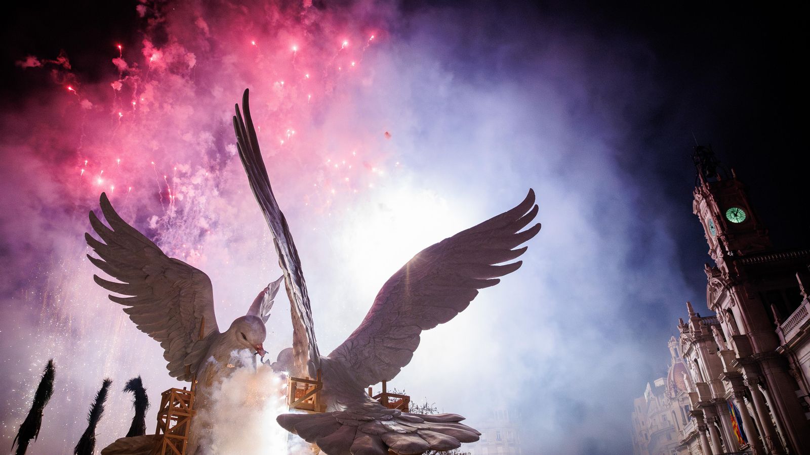 Cremà de la falla municipal en la plaça de l'Ajuntament de València